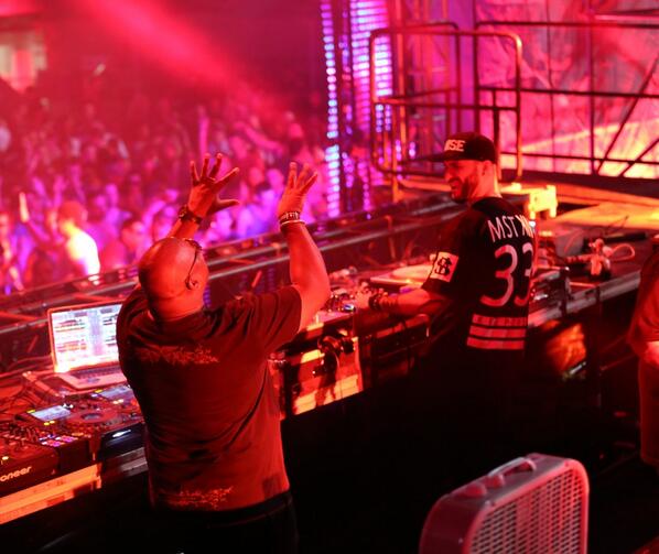 #CarlCox &amp; #LocoDice making it rain last night <a href="/MovementDetroit/">Movement Detroit</a> #EDM #Techno #Movement <a href="/Carl_Cox/">Carl Cox</a> <a href="/LocoDiceOFC/">Loco Dice</a>