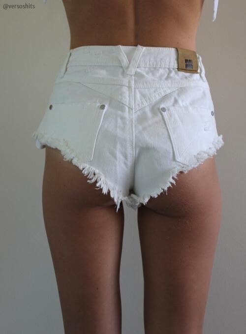 versoshits's tweet photo. Para ir así, ¿por qué no vais directamente en bragas? http://t.co/BXnzqWZi4C