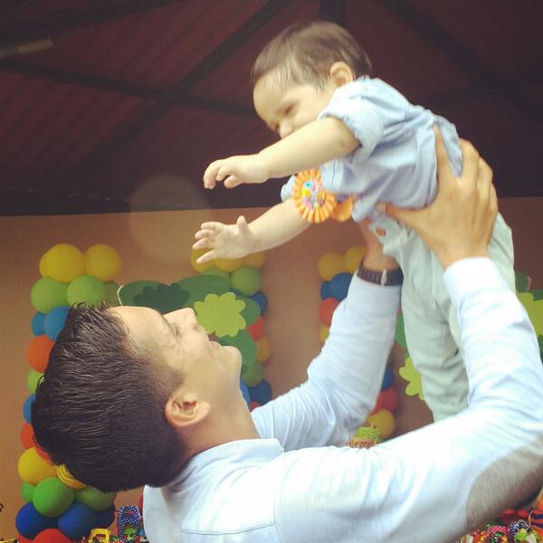 gpazminoyepez's tweet photo. Mi hermano @josepazminoY feliz con su hijo #josealejandrito #papa #oficialdemarina #deportista #empresario http://t.co/eNZpT518ud
