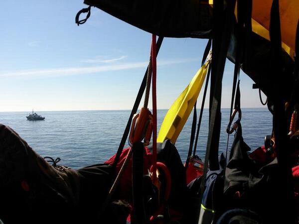 GreenpeaceArg's tweet photo. ESTA es la última foto de nuestros activistas. Allá es la 1am pero todavía es de día. RT para que #SiganResistiendo http://t.co/A8bBzEvZYJ