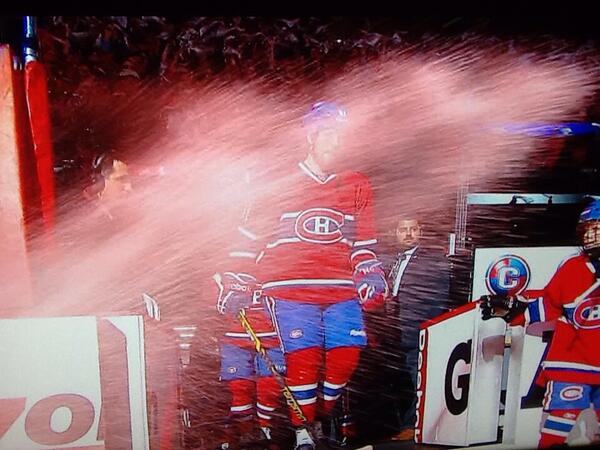 ArsenaultRDS's tweet photo. Un joueur des #Rangers a envoyé de la neige au visage d'un jeune porte-drapeau à l'arrivée du #Canadien sur la glace. http://t.co/nwNzYSGbGj