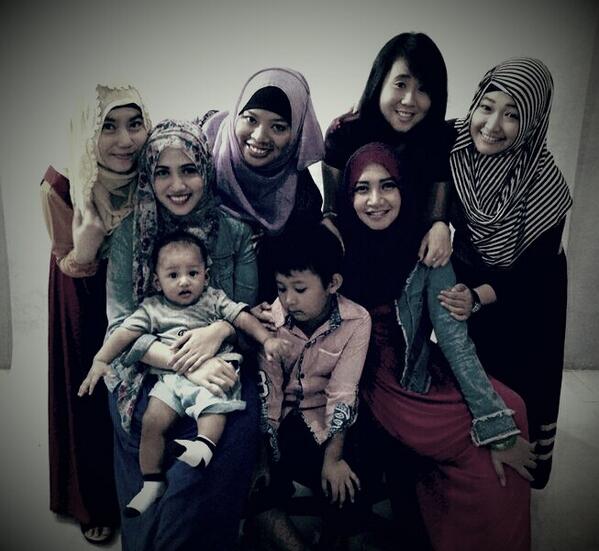 Donafebria's tweet photo. Kumpul bersama teman2 itu rasanya happy..lope you demavy...@vivichusuma @ellsafi @ArummyCyta @yhp89 @rinaachmad http://t.co/zA97oi61wB