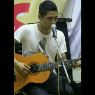 Gitaris <a href="/Yeqits/">Yekits Taunaumang</a> 🎸