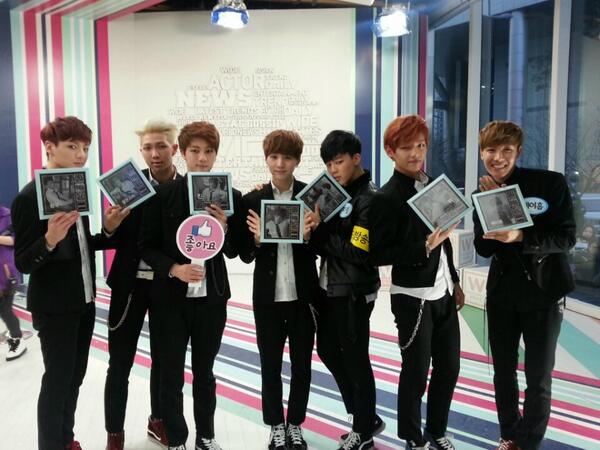 onlyMTC's tweet photo. 방탄소년단 with 모어댄초콜릿-엠넷 오픈스튜디오. 6월 4일 일본 데뷔를 앞두고 있는 신 新 대세 아이돌 방탄소년단~ 오픈스튜디오에서 마성의 매력에 빠져볼까요?!
http://t.co/vQYZNrETfO http://t.co/uyrv9M3XsC