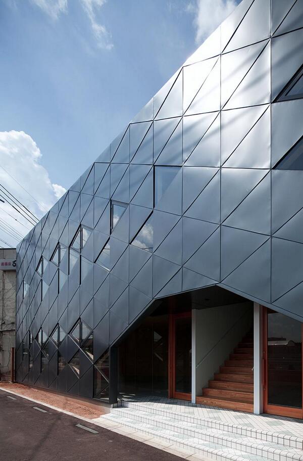 This Design Boom spotlight is a modern neighborhood landmark. ow.ly/xhvzo  <a href="/designboom/">designboom</a> #glass #windows