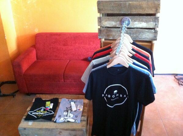 MKSSRAPPAREL's tweet photo. T-shirtnya @pagombal_ sudah mendarat di Coffe Lovers Hertasning, tinggal beliaunya mami masih ammode ki. @ArtCreMks http://t.co/nUzNEgv8o4