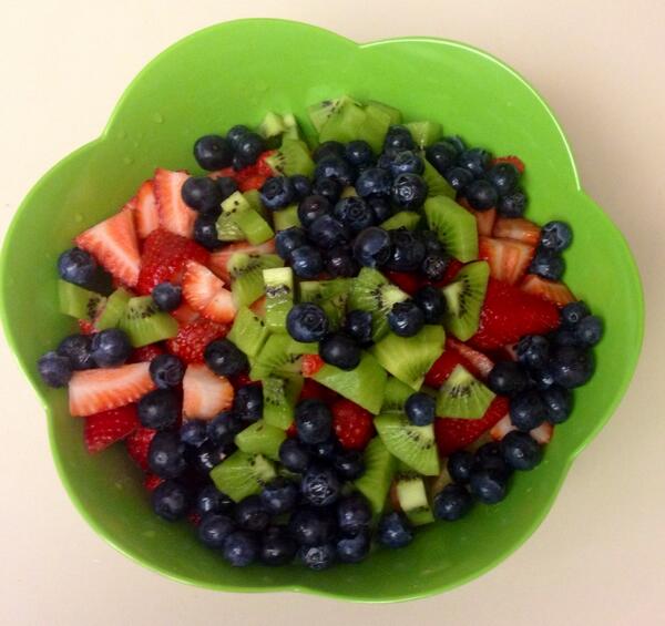 chrisby911's tweet image. So delish! #foodporn #fruittray #fruit