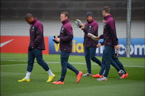 Garry Cahill sedang latihan dengan timnas inggris :)