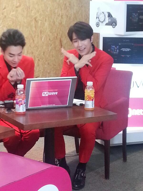 OfficialMwave's tweet photo. @GroupMPire #T.O does the giyomi song and #USeung can't handle it LOL http://t.co/o1Dq4LrC4A http://t.co/qxY6mzaFjB