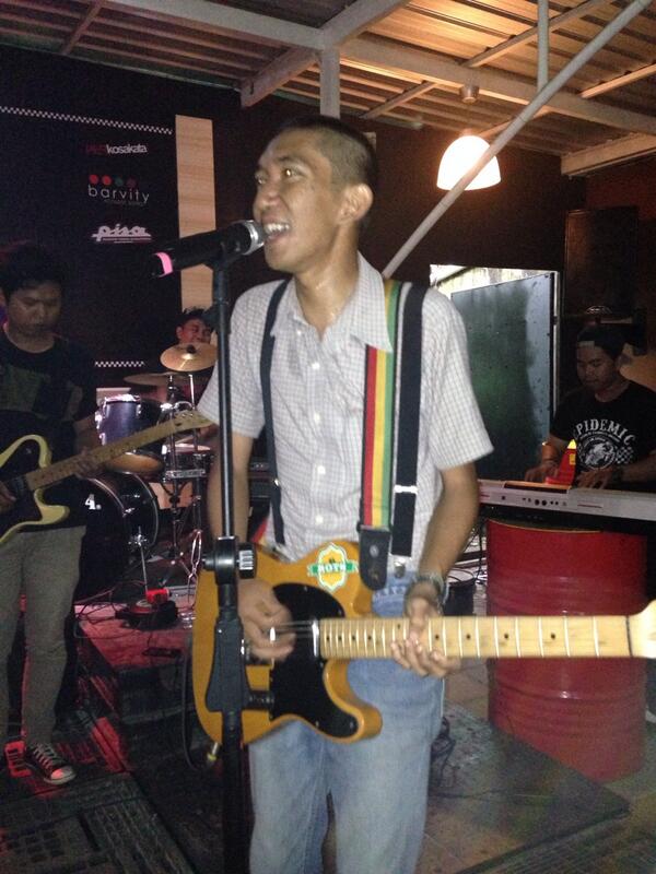 ModYouth's tweet image. Temen2 dari R.O.T.S on stage! Samarinda mods mayday 2014 . 27 may #samarindamodsmayday