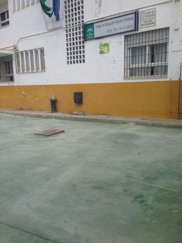 PP_POSADAS's tweet photo. El Ayuntamiento (PP) concluye obras d adecuación d patio d colegio La Salud destinando 140.000€ a los niños d Posadas http://t.co/wrqzYAksgi
