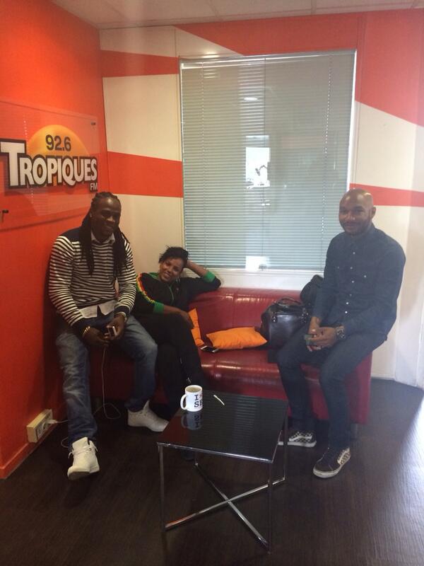 Connaissez vous ces gens ? Ils sont à @Tropiquesfm depuis 10h...! Qui sont-ils ?