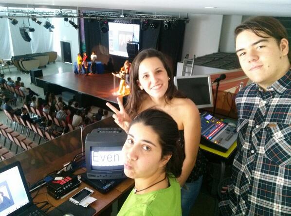 crisrombe's tweet photo. Ultimos detalles para tomorrow @marta_neglor @CarlitosGotham http://t.co/1LYkwpqKdi