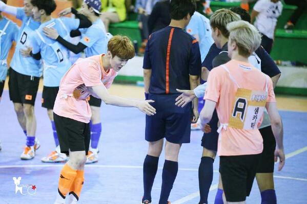 esorylime82's tweet photo. At first, it looks like Luhan's touching the guy's butt LOL~ #YESTOKPOP http://t.co/AQDAvykPT2