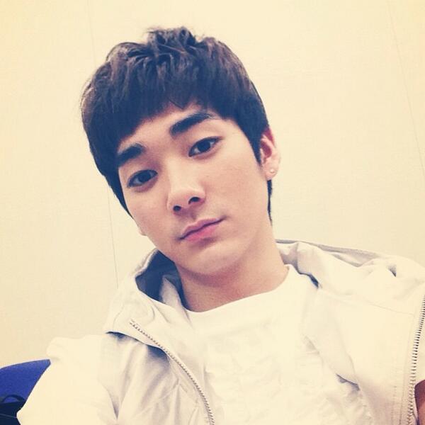NUEST5Aron's tweet photo. How's everyone doin? http://t.co/dvhGnhVkkj