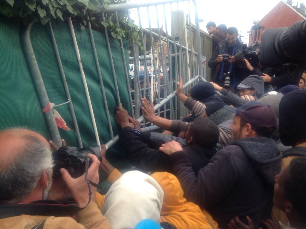 Police trying to break into internal camp area. Migrants have barricaded themselves in Calais (foto da tw @domreynolds)