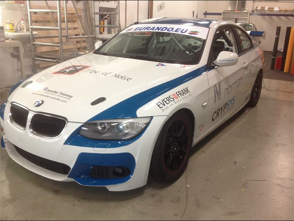 Quickreclame's tweet photo. Na een crash op de racebaan, is deze auto weer hersteld. Ook de belettering moest snel vervangen worden. #belettering http://t.co/FQ1kRrQ1VH