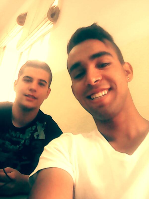 narrafarsi's tweet photo. Yo y mi hermano @jose791_ibez  en clase jajajajq http://t.co/4H57G7rRAt