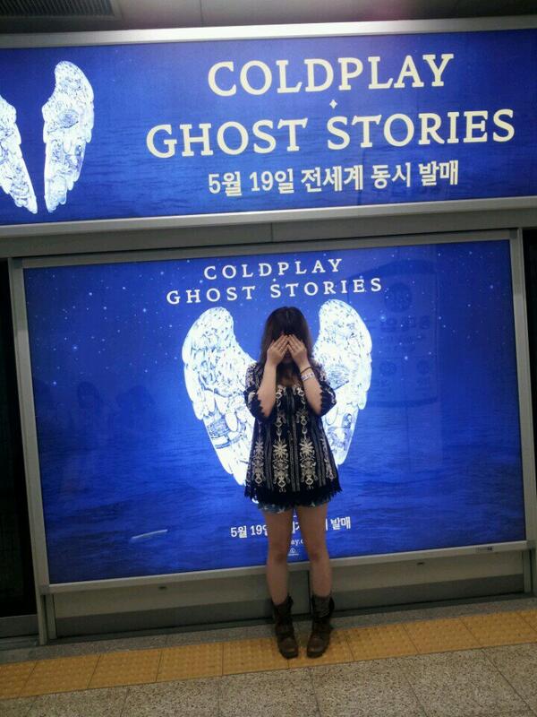 kikichw's tweet photo. #GSposter #Hongdae subway station, South Korea, You guys gave me wings♥ @coldplay http://t.co/RdoRRnVh0r