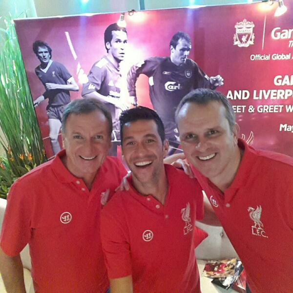 IndonesiaGaruda's tweet photo. Ternyata, para @LFC legend ini juga suka selfie pake tongsis! @phil_thompson4 @LuchoGarcia14 @DietmarHamann #GA_LFC http://t.co/1G2OJA4OLj