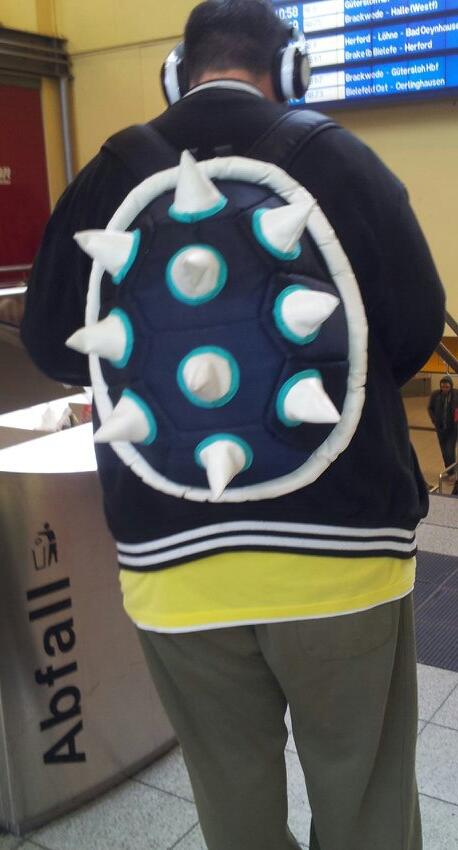 Geiler Turtle-Rucksack! Aber woran erinnert mich dieser? Super Mario Schurke?