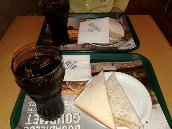 14Ang3la's tweet photo. Desayunando con @mariaa__3 #Rodilla http://t.co/Kuwe4WGrak
