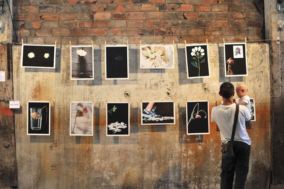 FabriquePola's tweet photo. Le Vernissage du Marathon Photo 2014 c'est le 14 Juin à 19h @EteMetroCub #photos #labophoto #exposition #vernissage http://t.co/xXrs1XKrnr