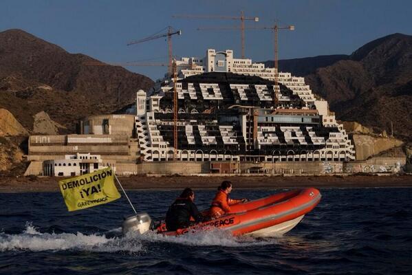 _Paisajes_'s tweet photo. Así han dejado los de @greenpeace_esp  el hotel el Algarrobico. Buen trabajo!!! http://t.co/9JipST4T1V