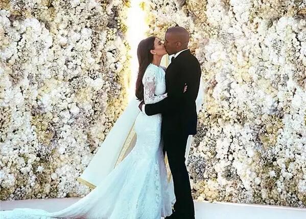 ExEvent's tweet image. We can't get enough of Kim Kardashian and Kanye Wests wedding pictures! Everything looked stunning 😍
