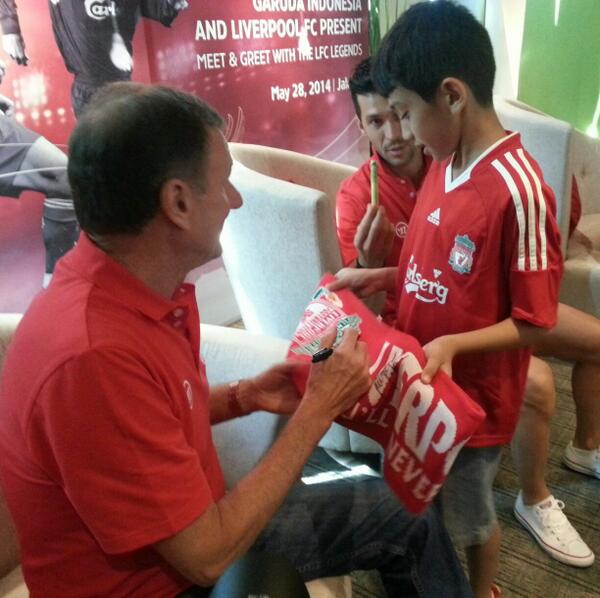 IndonesiaGaruda's tweet photo. One of the @LFC legends, @LuchoGarcia14, handed out pen to one of our lucky winners, @attiayahya. #GA_LFC http://t.co/2nvvofaoIZ