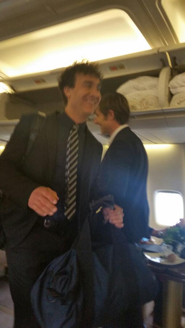Paris bound! RT <a href="/carlyjsteel/">Carly Steel</a> #EOTLive #edgeoftomorrow director #dougliman just boarded the #EOTLive jet! <a href="/etnow/">Entertainment Tonight</a>
