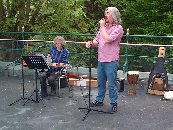 FreedomComFest's tweet photo. A great musical performance by Rob Reynold and Jonathan Spurling at Drake's Place. #frreedomfestival #plymouth http://t.co/R2aa6EtFxr