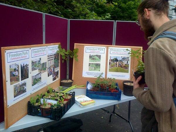 FreedomComFest's tweet photo. Friends of Freedom Park: they produce garlic, potatoes, broad beans, cabbage, leek, peas...#freedomfestival #plymouth http://t.co/MtLWCLVfuB