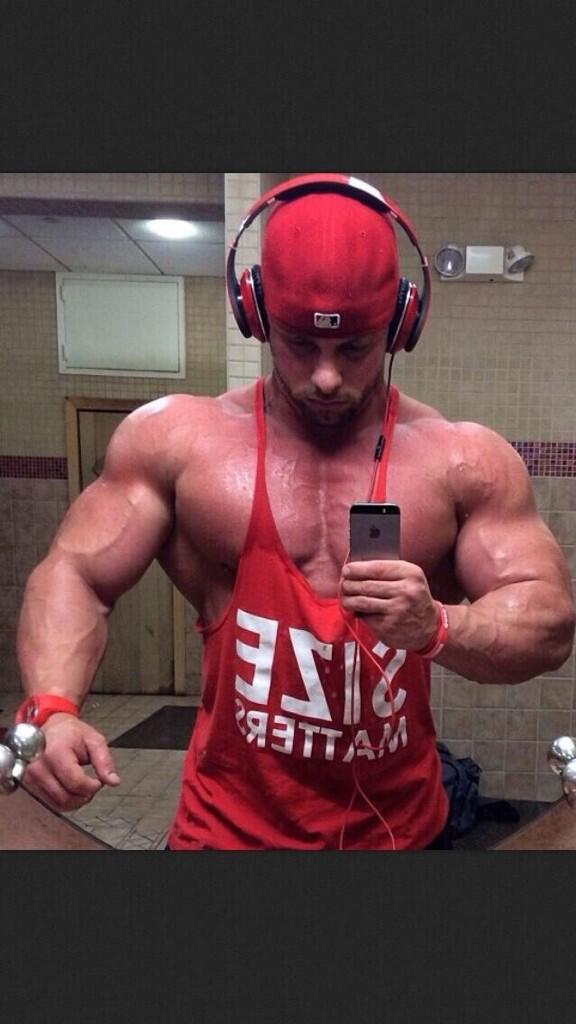 Musclehunks こういう乳首モロ見えなタンクトップ着て 筋トレで汗だくになった直後に汗くせえタンクトップ着たまま乳首ファックすんのたまんねえ 俺もバルキーマッチョなセフレと変態になってやる時はタンクトップから始めてる Http T Co Nfxajkhid4