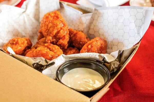 pizzahut's tweet photo. 60 cents each. YASSSS. #WingCrushWednesday http://t.co/OAdXpKnf2d http://t.co/iBRDzxoie3