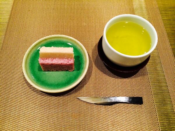 Ikuo Gonoi 本日の夜食 虎屋の 紫陽花 普通の羊羹ではなく 湿粉製棹物 とのこと 湿粉とは餡をそぼろ状にしてあるもの 今日のお菓子はさらにこれに着色し 餡を挟んで蒸し上げており たいへん繊細なお味に Http T Co Hchhgf7jdd Twitter