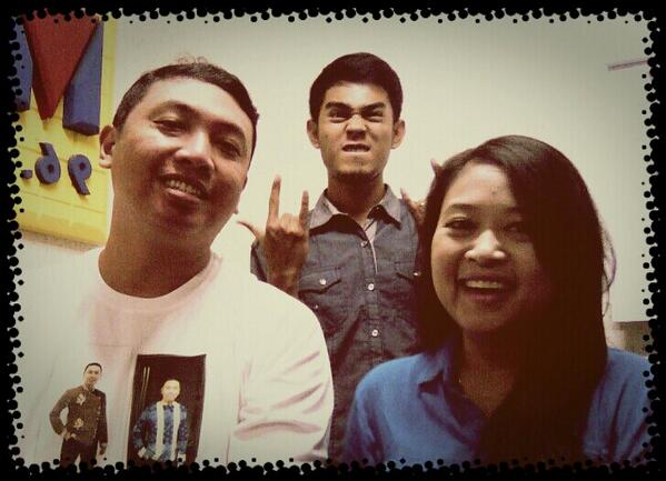CellinoRudy's tweet photo. Waaaawwww "@ben_subrata: Narsi bersama @anggieamanda9 n @CellinoRudy at @Mandala964FM http://t.co/vmc0L9Nsef"