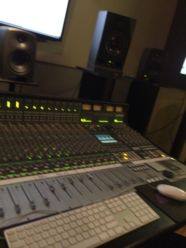 esume_beatz's tweet image. Were @impress7 and I were last night! Dope studio... that #la2acompressor tho!!!