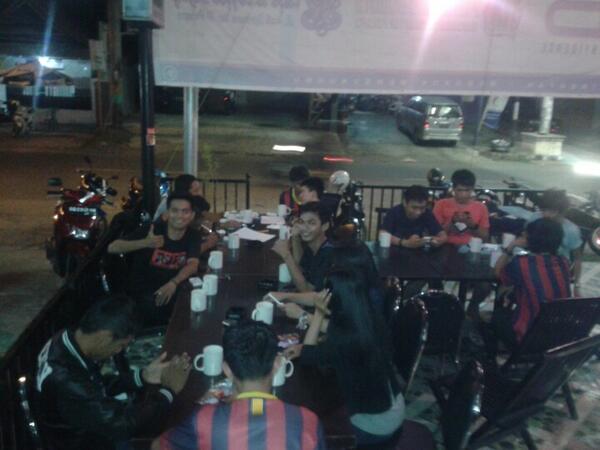 INDOBARCA_PLP's tweet photo. Yang lagi asik KopDar nih di @CafeRestoPalopo
 #ChapterEvent #5empreEtern http://t.co/Az8v0HsayH