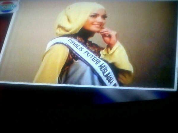 Yuhronur's tweet photo. Feby rendra,10 bsar finalis putri muslimah indonesia Asli arek lamongan,ayo support dg ketik PMI (spasi) FEBY ke 7288 http://t.co/fHEqhvNaz1