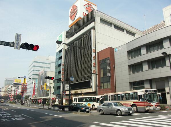 三日画師 Pa Twitter 宇都宮の馬場通り一丁目交差点の西側には上野百貨店の別館 新うえの があった 近くには西武百貨店 東武百貨店 宇都宮 駅前にはロビンソン百貨店があったが 現在は東武宇都宮駅の東武百貨店だけが残っている 05年9月19日撮影 Http T Co
