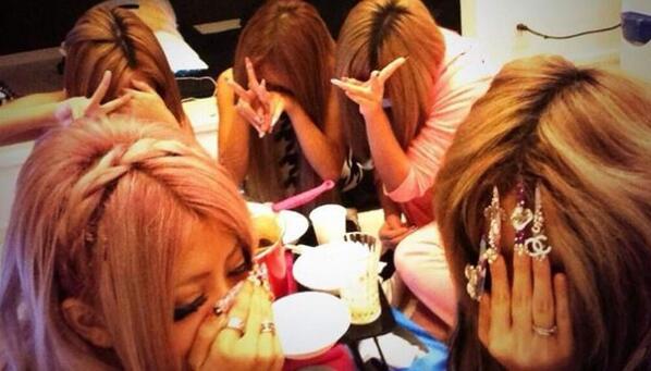 hvbambee's tweet photo. "@WeGotLoves: “Hair Smile” Gaya Foto Terbaru di Jepang http://t.co/VQ4JV4Ktpj"