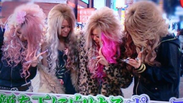 hvbambee's tweet photo. "@WeGotLoves: Media Jepang menamakan gaya ini ini “Face Down Pose”. http://t.co/10CFiRSEMN"adoh rambut abs kena angin neng