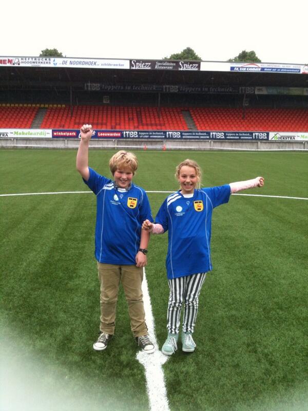cbsnijdjip's tweet photo. Twee kanjers bij Playing for Succes. Op de middenstip in het cambuurstadion. http://t.co/D1E4OpiSAQ