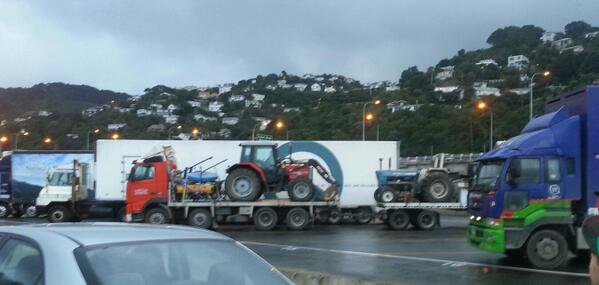 BallyshonogNz's tweet photo. Busy at the port this am ...lots of people moving south #gypsyday http://t.co/rjwZV5iOVE