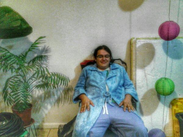 MongeImpro's tweet photo. Así me preparo para matar zombies... http://t.co/ZqCnK85H9J