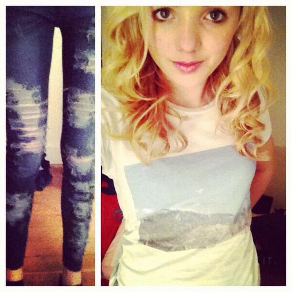 EmilySimmer3's tweet image. Me and my Rip Jeans🙌
