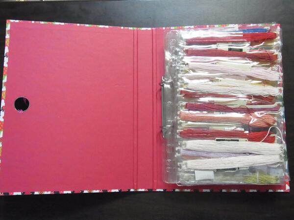 あー 漫画を刺繍する人 Nod Y 刺繍糸ファイルの写真です ダイソーの２穴リングファイルとdmcのステッチボウ 収納クリアポケット 色番号順にファイリングすればよいのですが心が折れるので大まかな色別に分けてます 工作部屋の片付け方法教えて