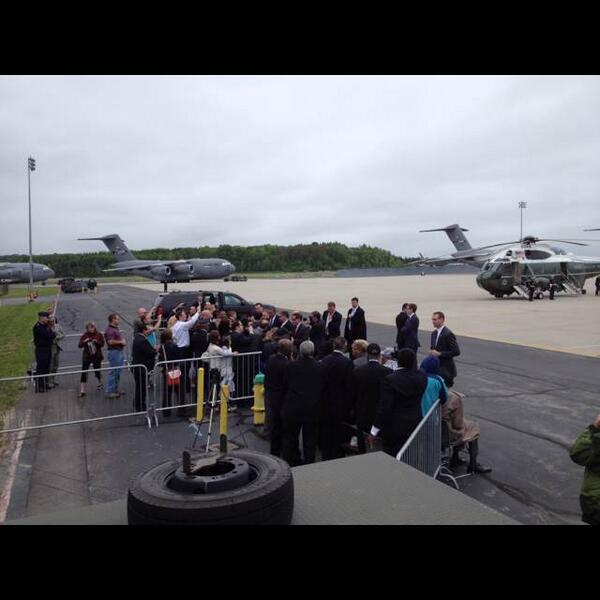 RobWolf12's tweet photo. The President greets well wishers at Stewart Air National Guard Base in Newburgh. http://t.co/umJIG6CVAi