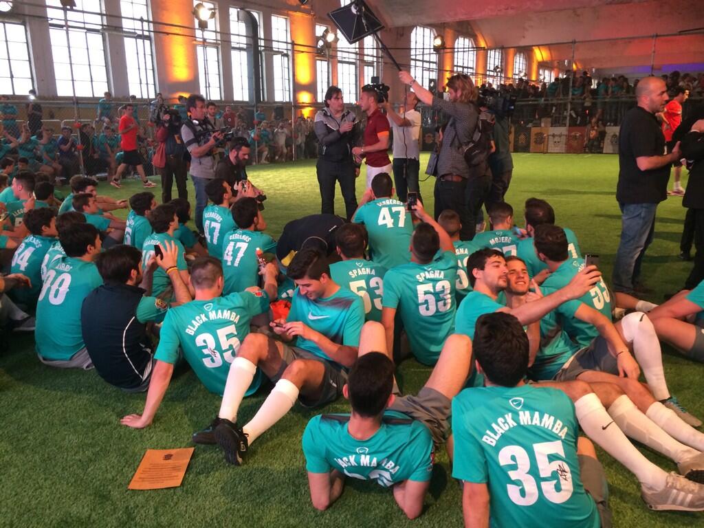 Roma, la presentazione ufficiale delle nuove maglie (FOTO) 42 BovV3ZEIQAAFqe0